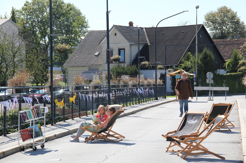 Čitalnica in risalnica na asfaltu